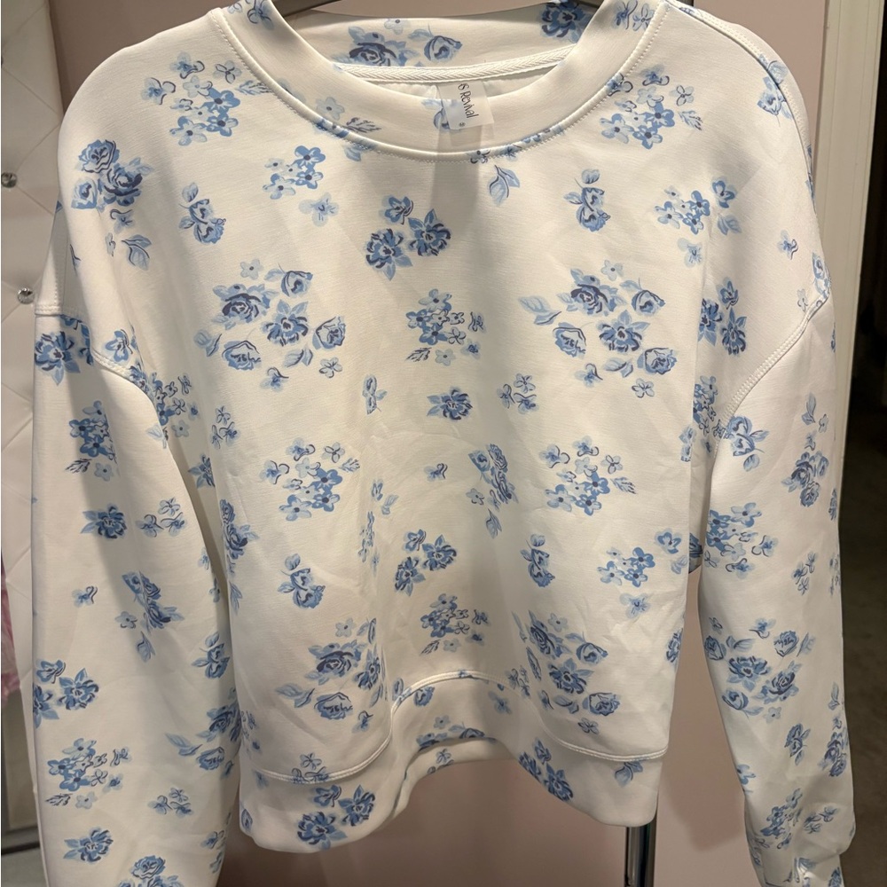 Altar'd State White Crewneck Sweatshirt with Blue Floral Print